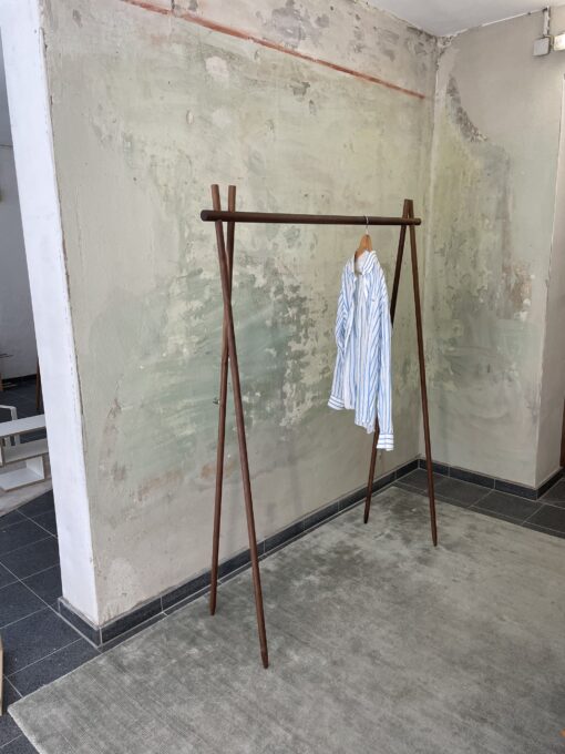 KL.3 Designer Kleiderständer, Clothes Rack in Eiche oder Nussbaum Holz