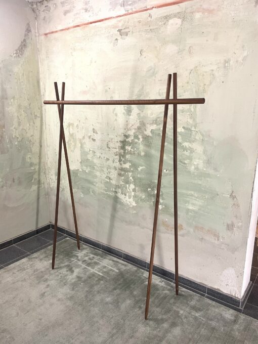 KL.3.3 Designer Kleiderständer, Clothes Rack in Eiche oder Nussbaum Holz