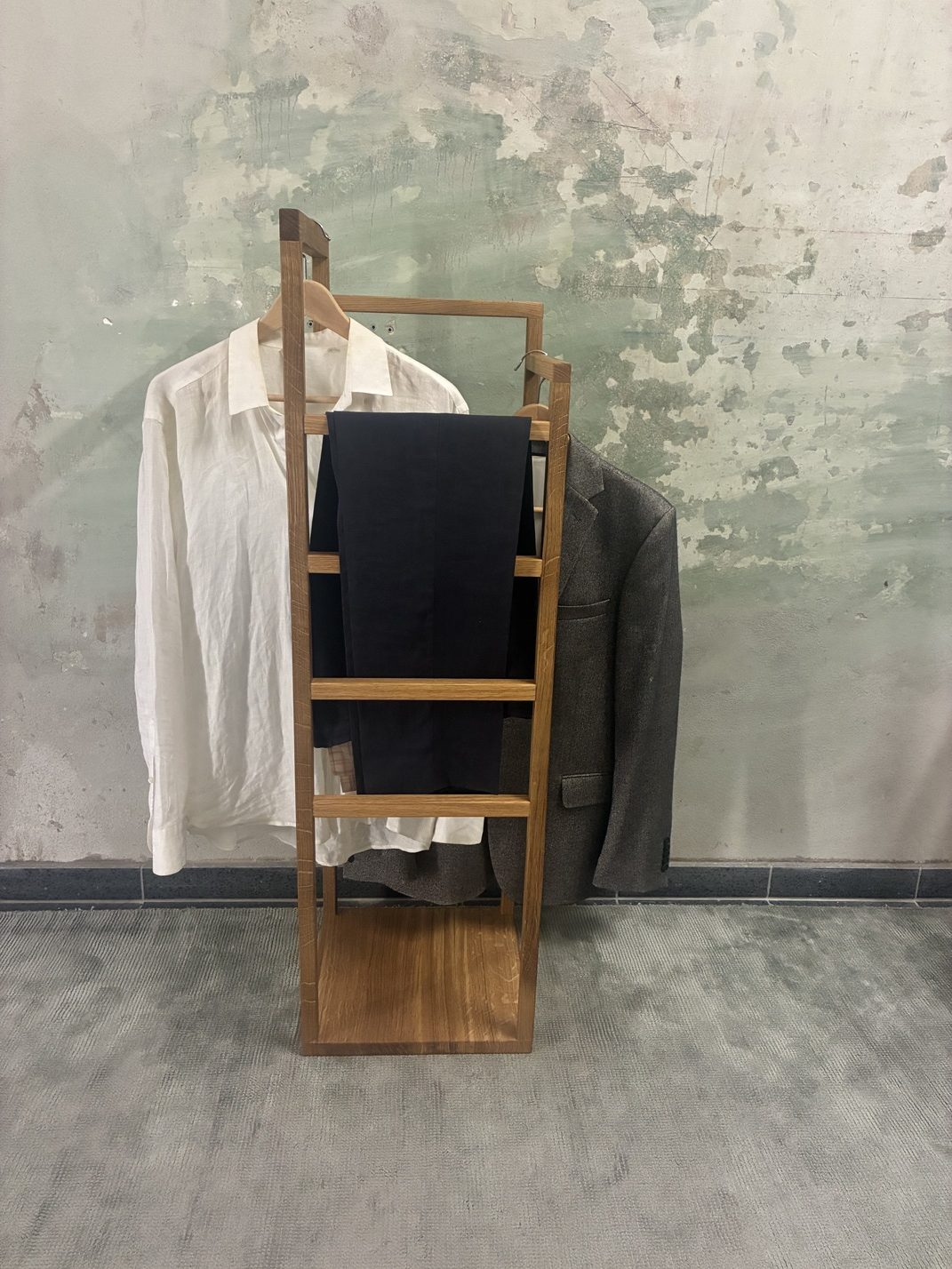 TB.33 Modern Herrendiener / Stummer Diener / Holz Kleiderständer - Image 8