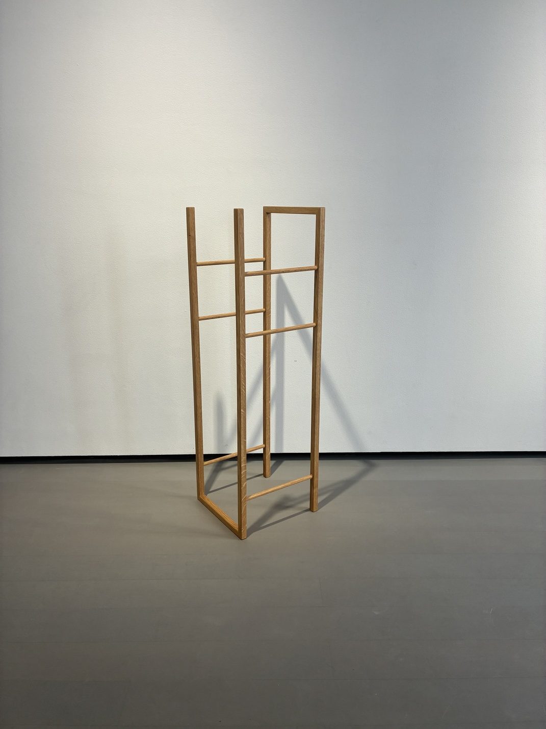 TB.34 Modern Herrendiener / Stummer Diener / Valet Stand - Image 3